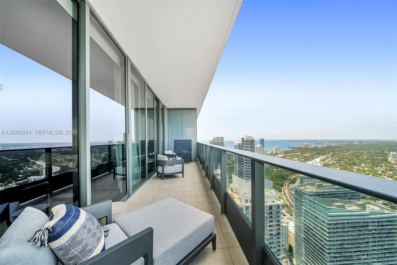 1000 Brickell Plz, Miami FL 33131 photo 2