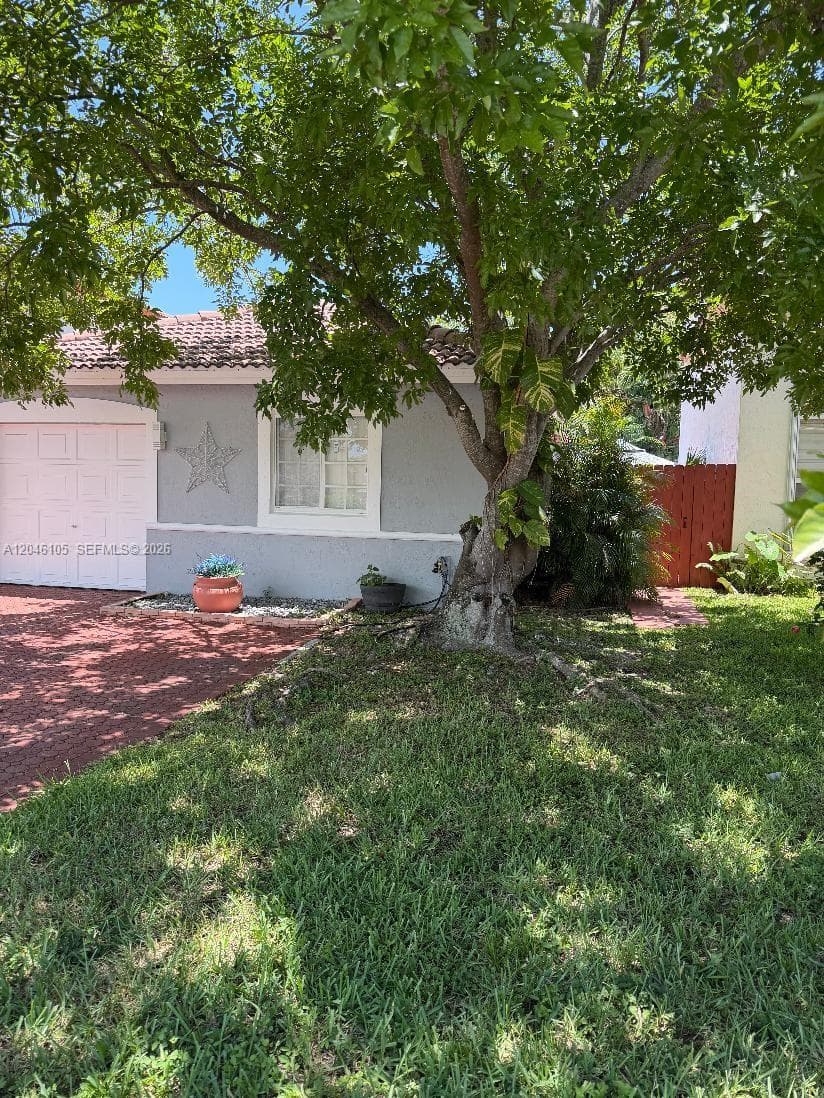 19554 NW 79th Pl, Hialeah FL 33015 photo 2