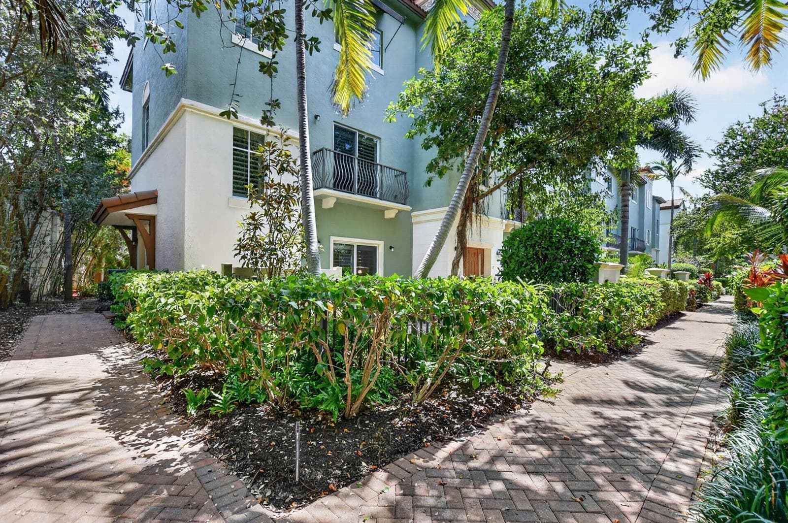 27 NW Hawthorne Place, Boca Raton FL 33432