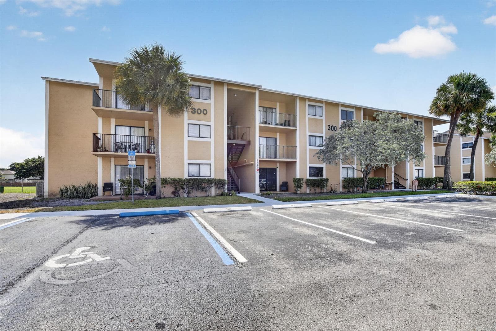 300 Palm Circle W # 106, Pembroke Pines FL 33025