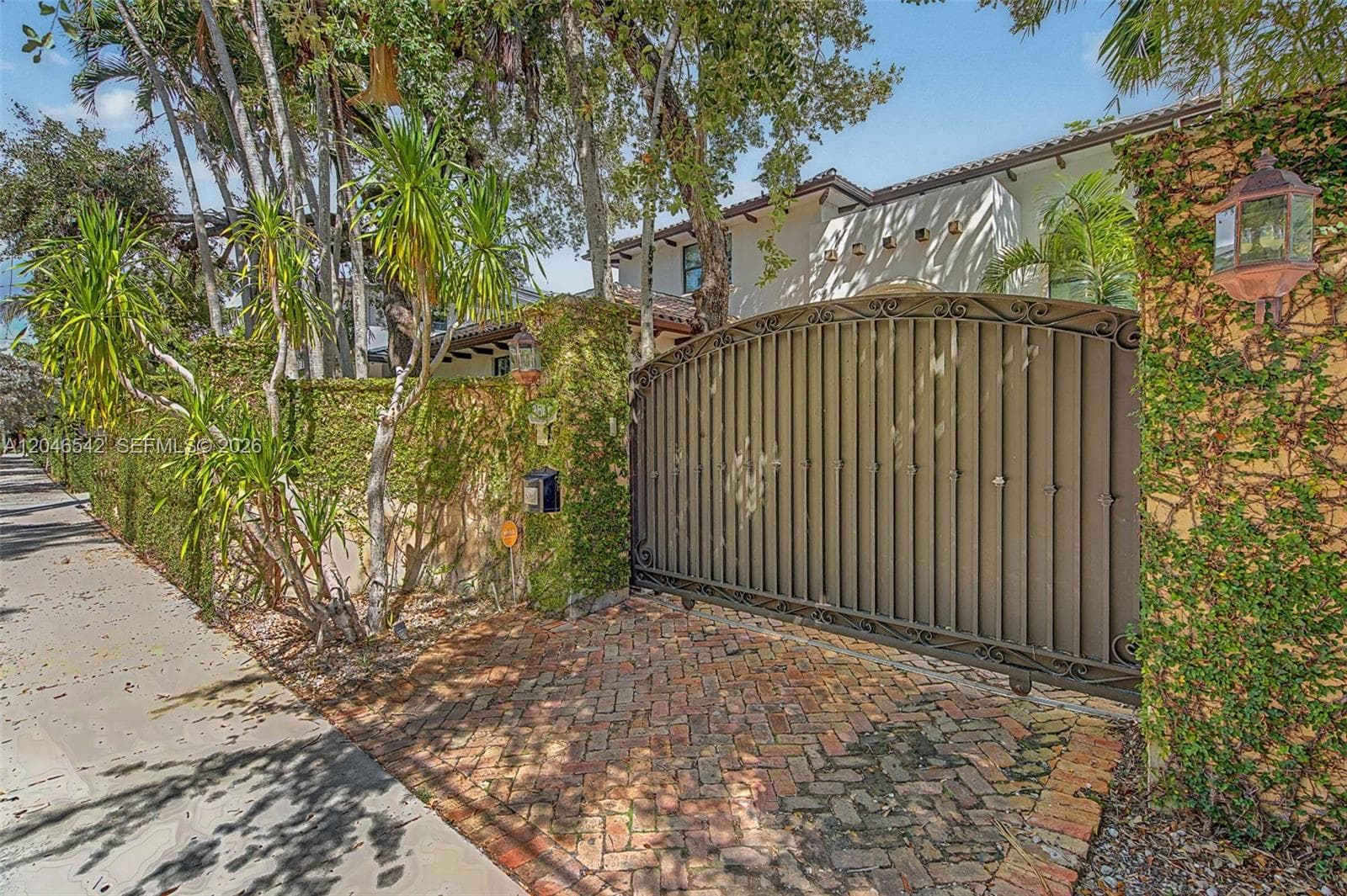 2561 Trapp Ave, Miami, FL 33133 photo 2