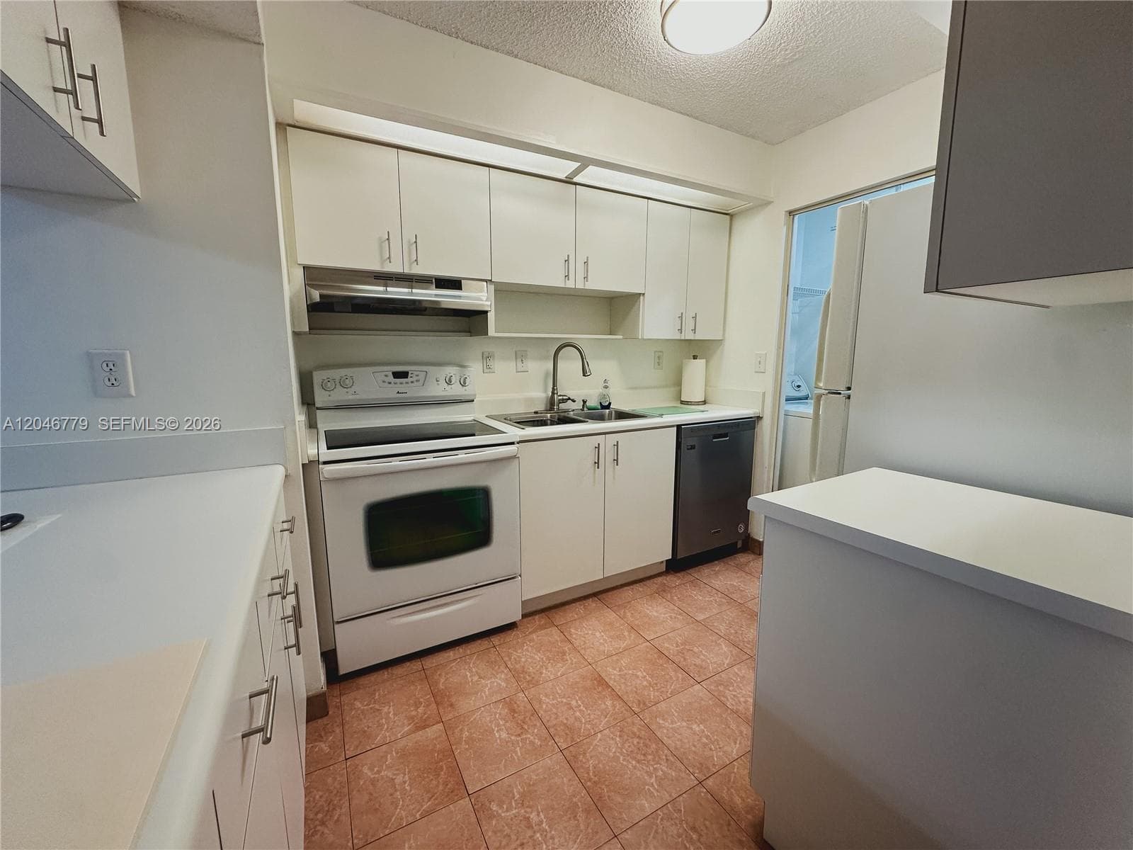 927 NE 199th St # 101, Miami, FL 33179 photo 3