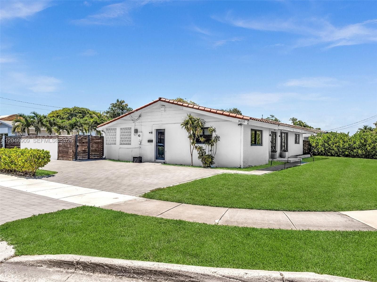 19225 NE 18th Ave, Miami FL 33179 photo 2