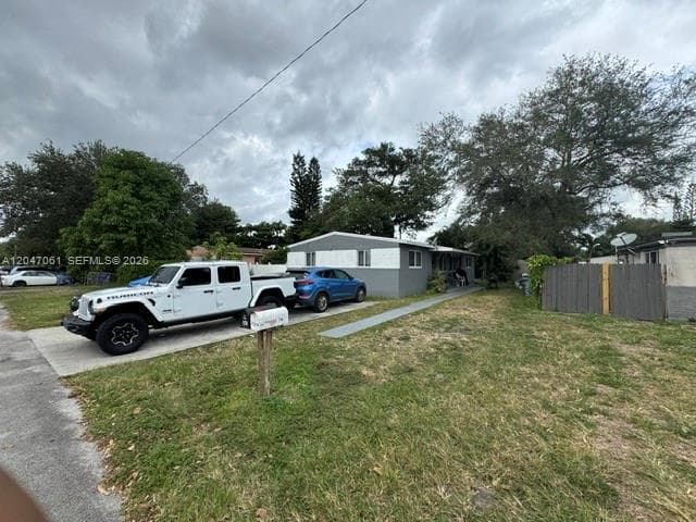 6351 Hayes St, Hollywood FL 33024 photo 2