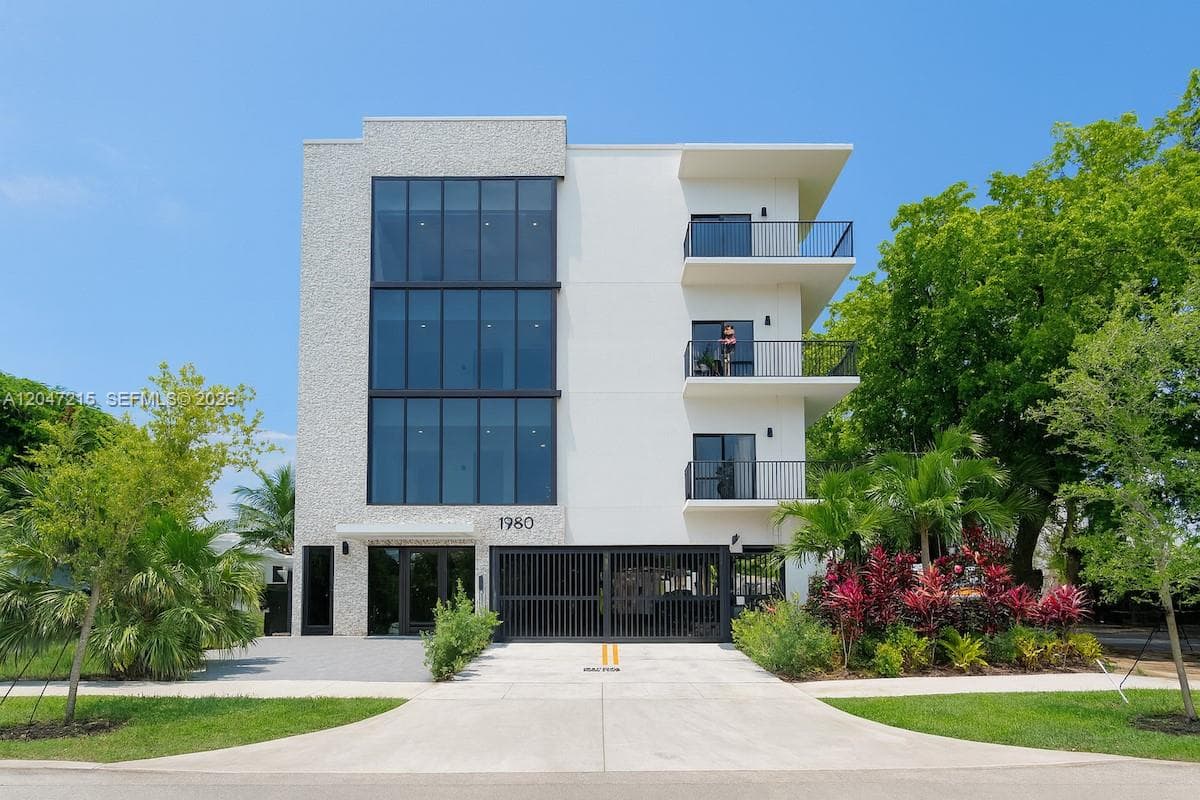1950 Fletcher St # 305, Hollywood, FL 33020 photo 2