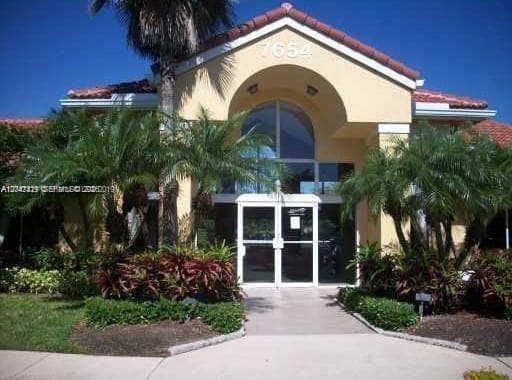 7630 Westwood Dr # 305, Tamarac FL 33321 photo 2