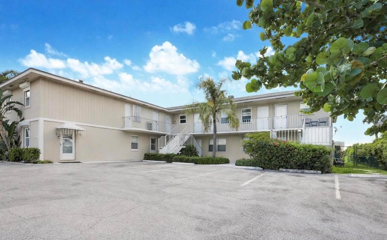 370 Wilma Circle # 6, Riviera Beach FL 33404 photo 2