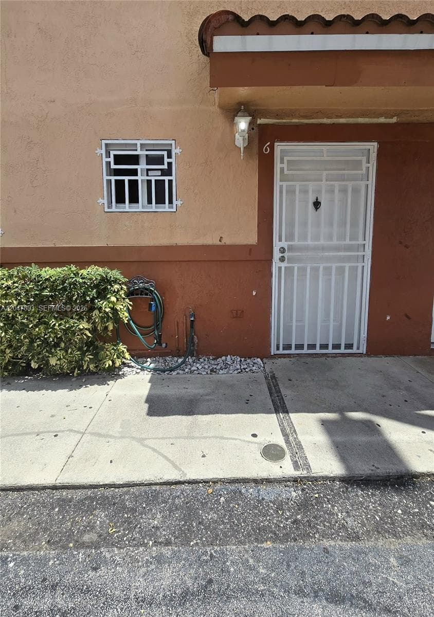 8075 NW 8th St # 6, Miami FL 33126
