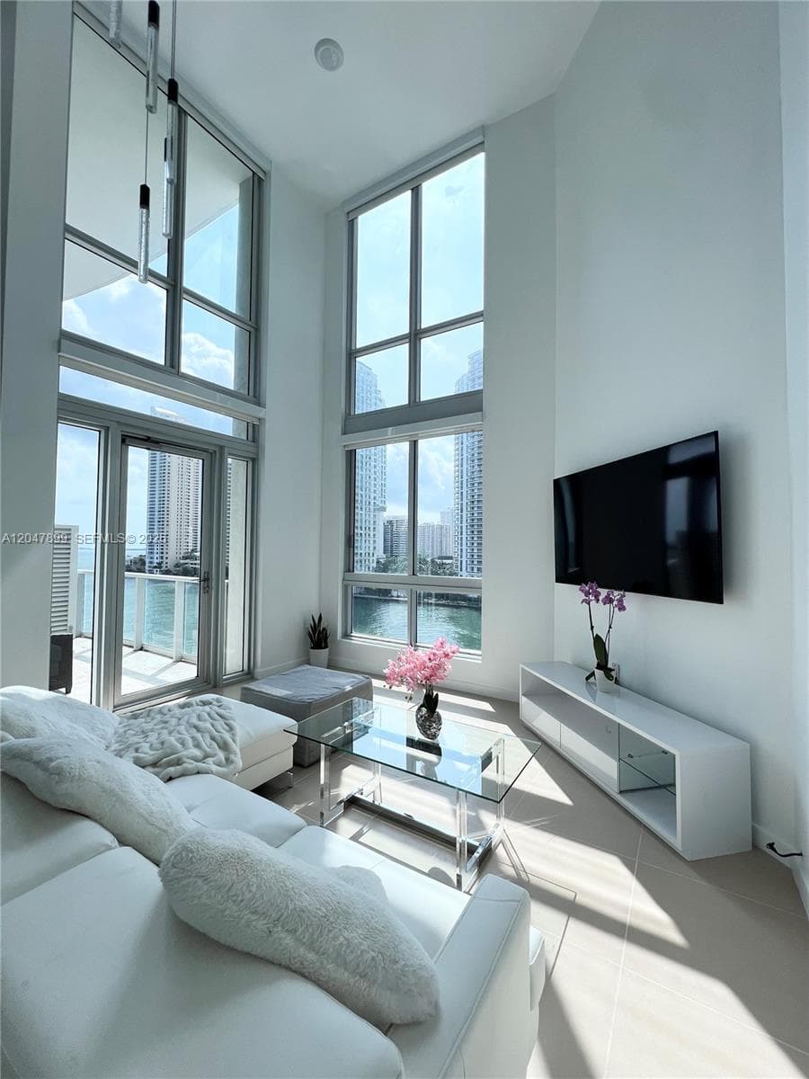 300 S Biscayne Blvd # 814, Miami FL 33131 photo 2