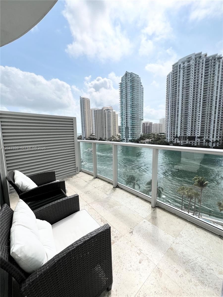 300 S Biscayne Blvd # 814, Miami FL 33131 photo 3