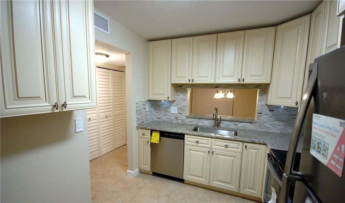 3071 Holiday Springs Boulevard # 8, Margate FL 33063 photo 2