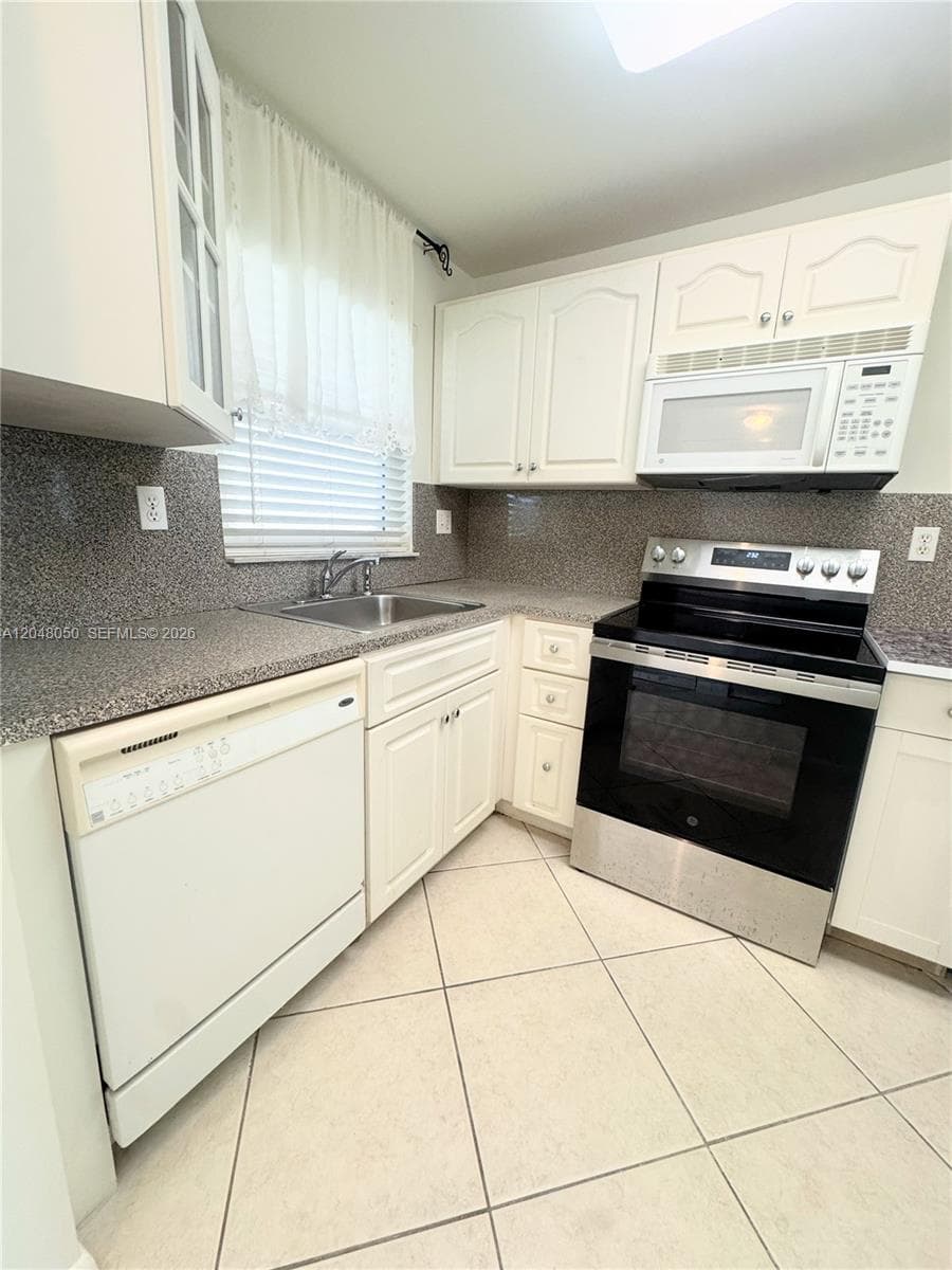 9660 Sunrise Lakes Blvd # 202, Sunrise FL 33322