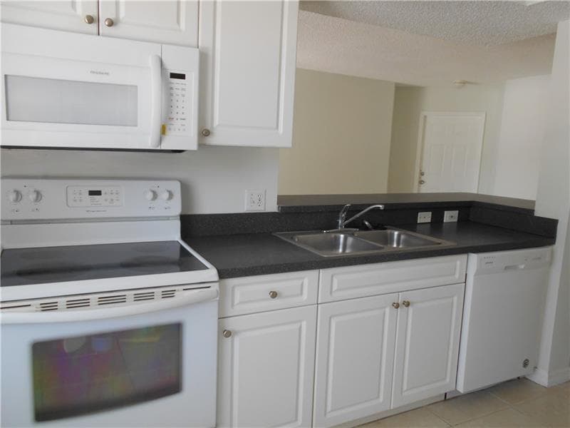 9620 NW 2nd Street # 201, Pembroke Pines FL 33024 photo 2