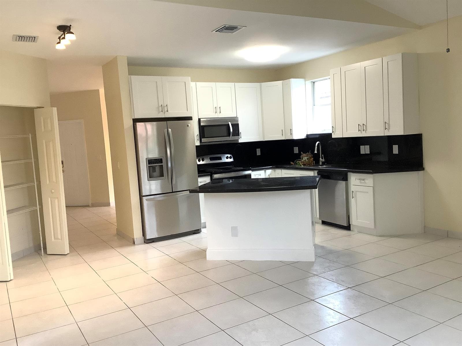 7330 NW 1st Place, Plantation FL 33317 photo 3