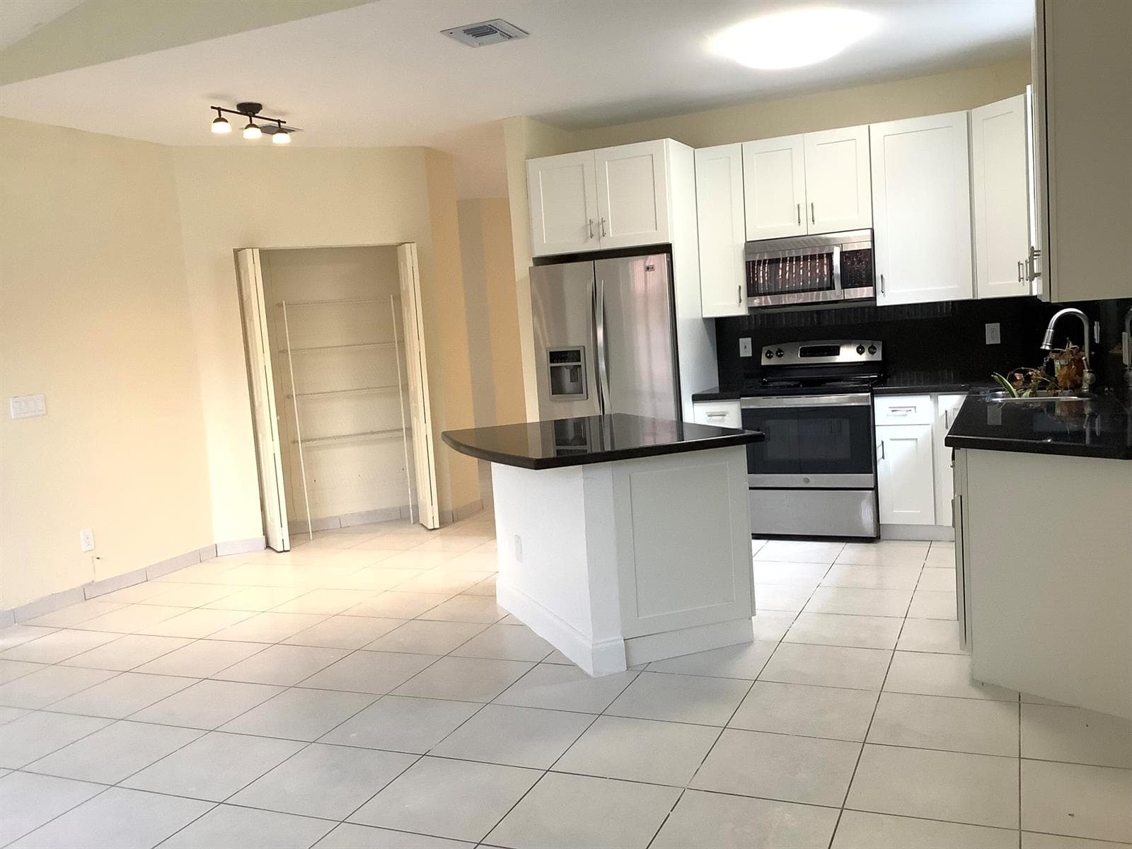 7330 NW 1st Place, Plantation FL 33317 photo 4