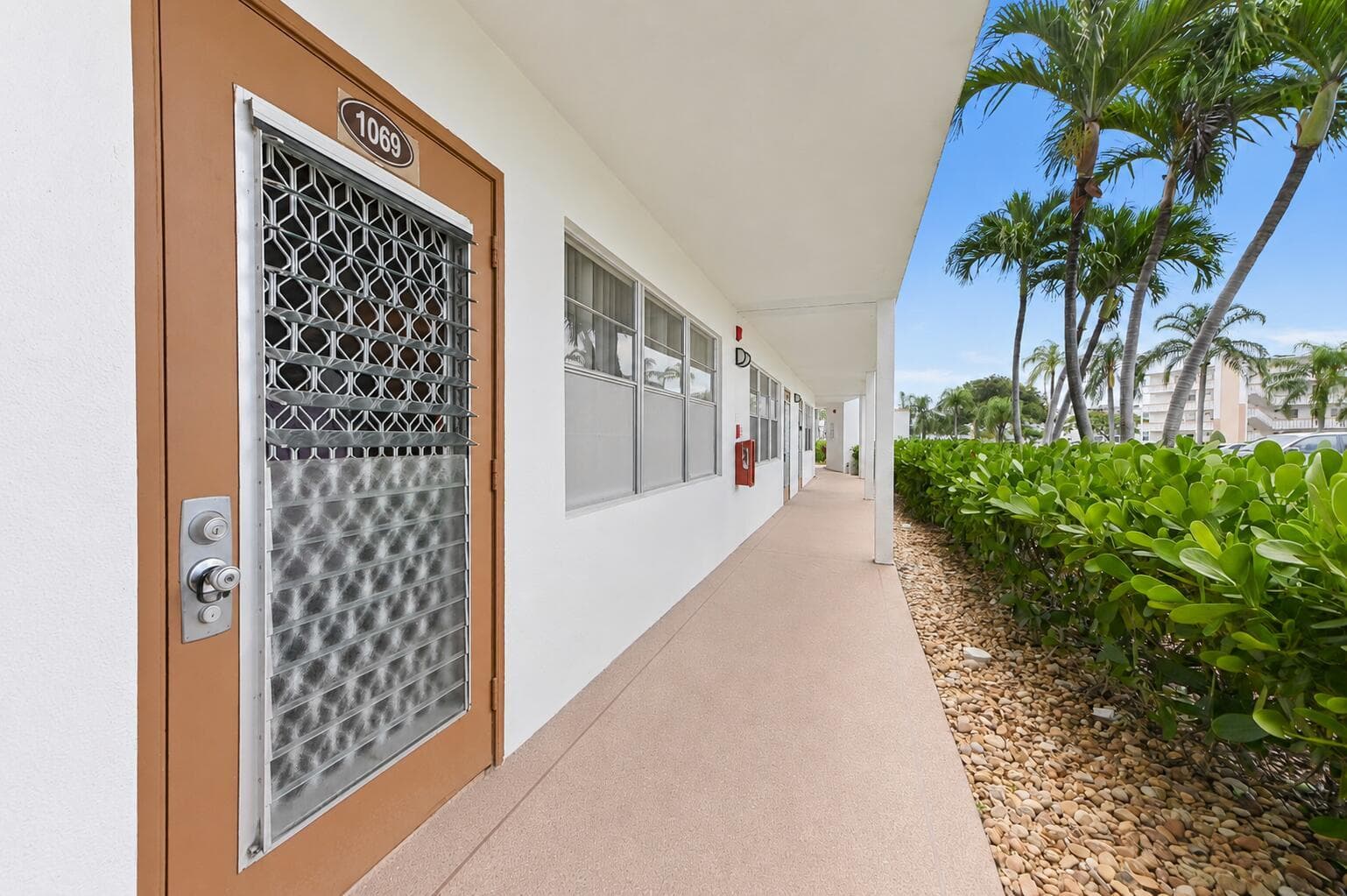 1069 Cornwall D, Boca Raton FL 33434 photo 2