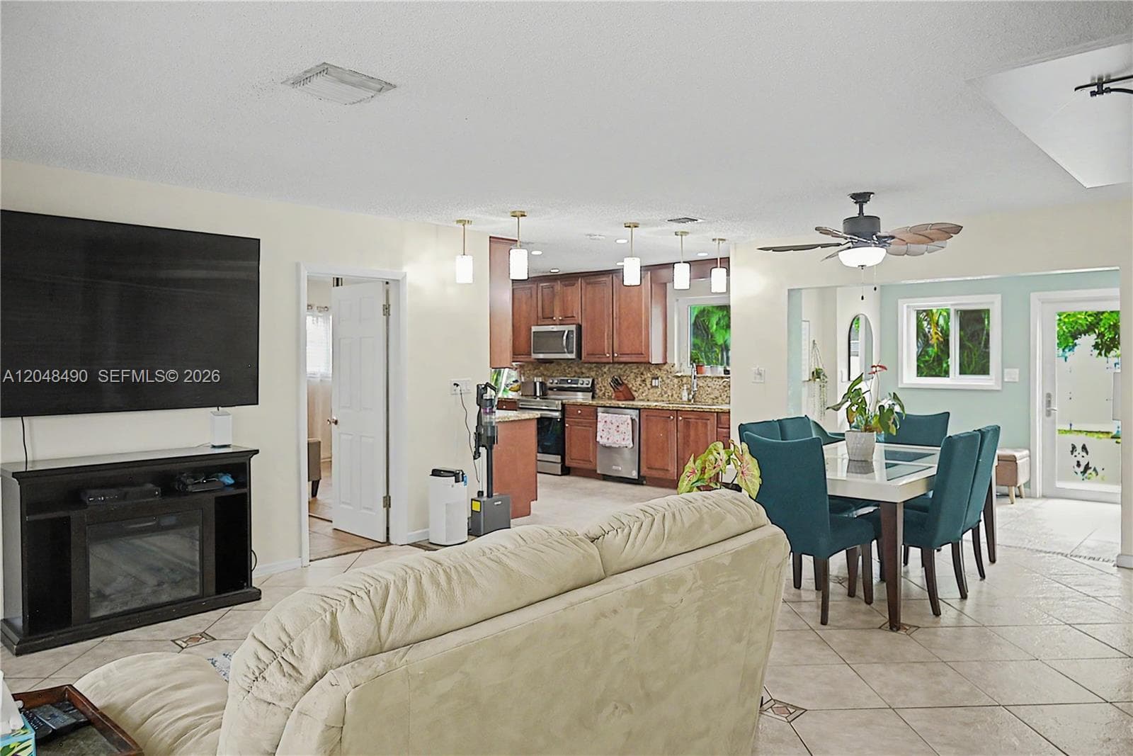 301 SW 65th Ave, Pembroke Pines FL 33023 photo 3