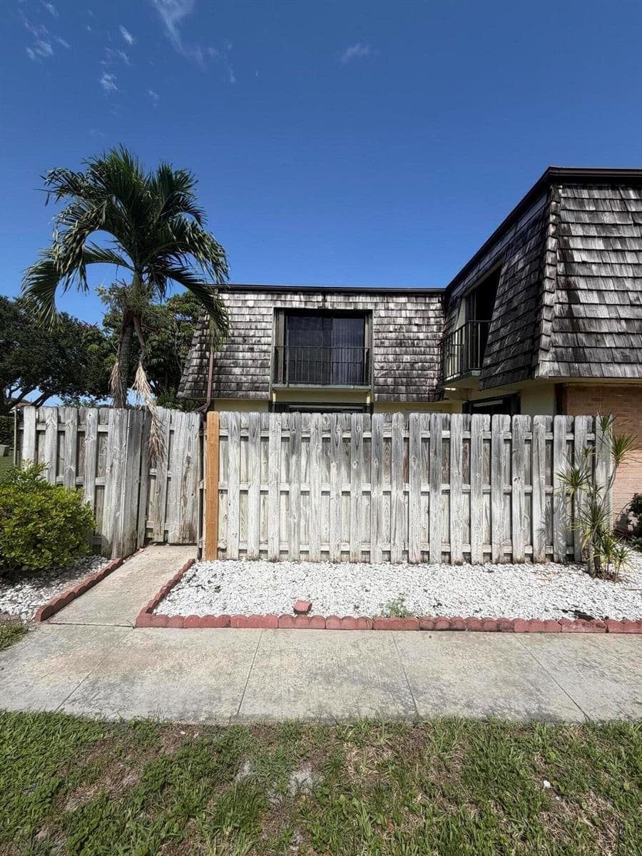 141 Lake Arbor Drive, Palm Springs FL 33461