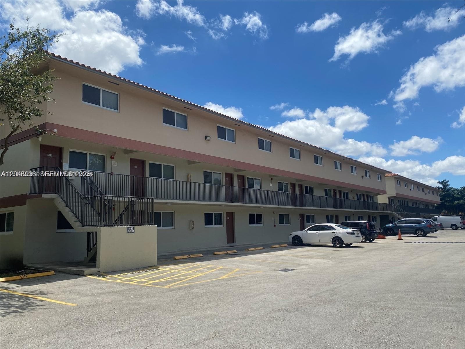 1650 W 44th Pl # 119, Hialeah, FL 33012