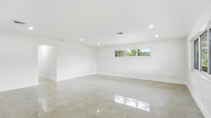 21020 Highland Lakes Boulevard, Miami FL 33179 photo 4