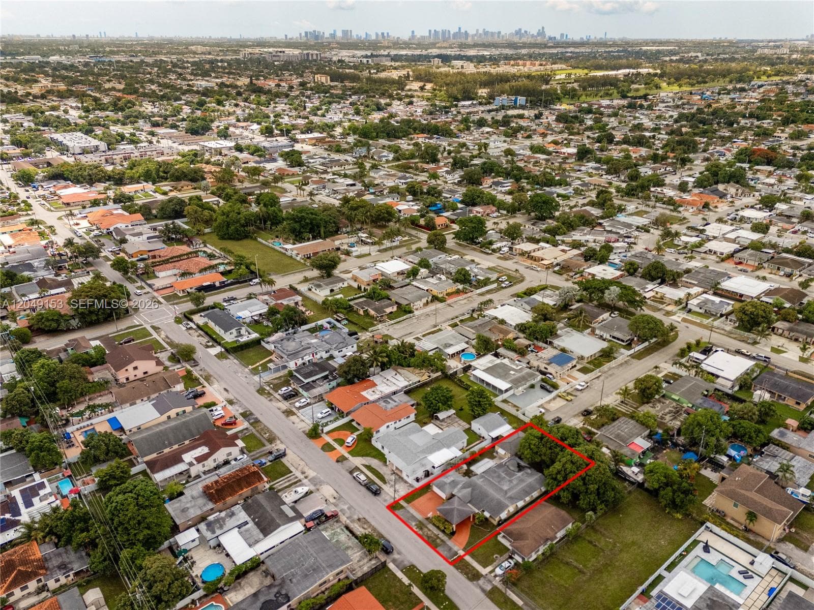 292 W 39th Pl, Hialeah FL 33012 photo 4