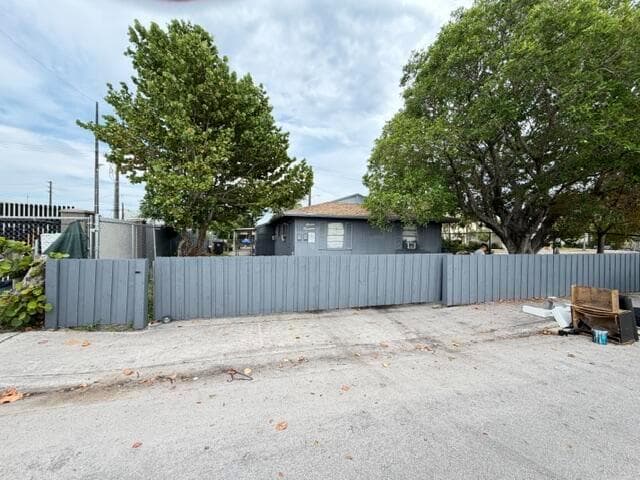 714 S H Street, FL 33460