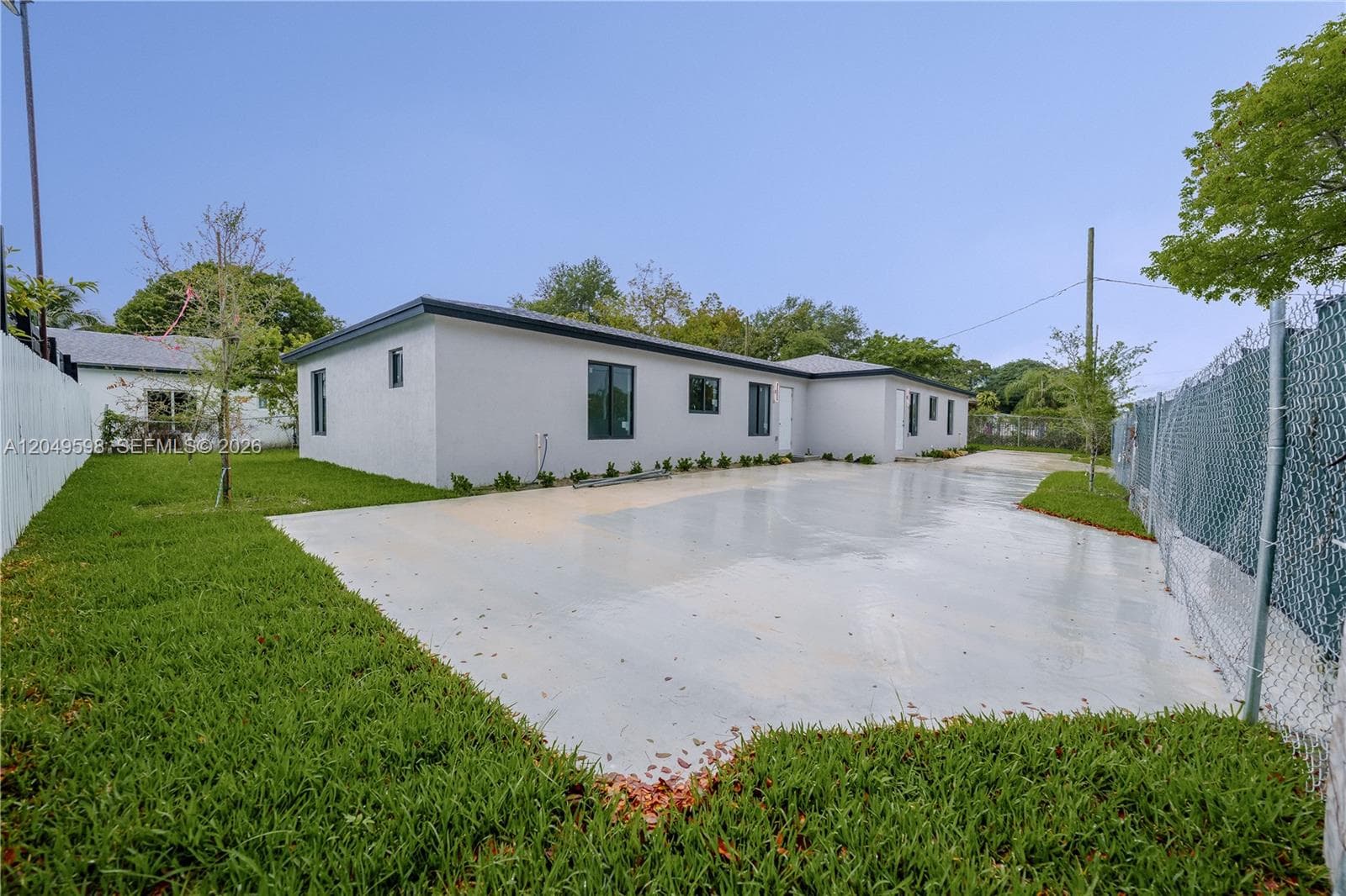 1112 NW 81st St, Miami FL 33150 photo 3