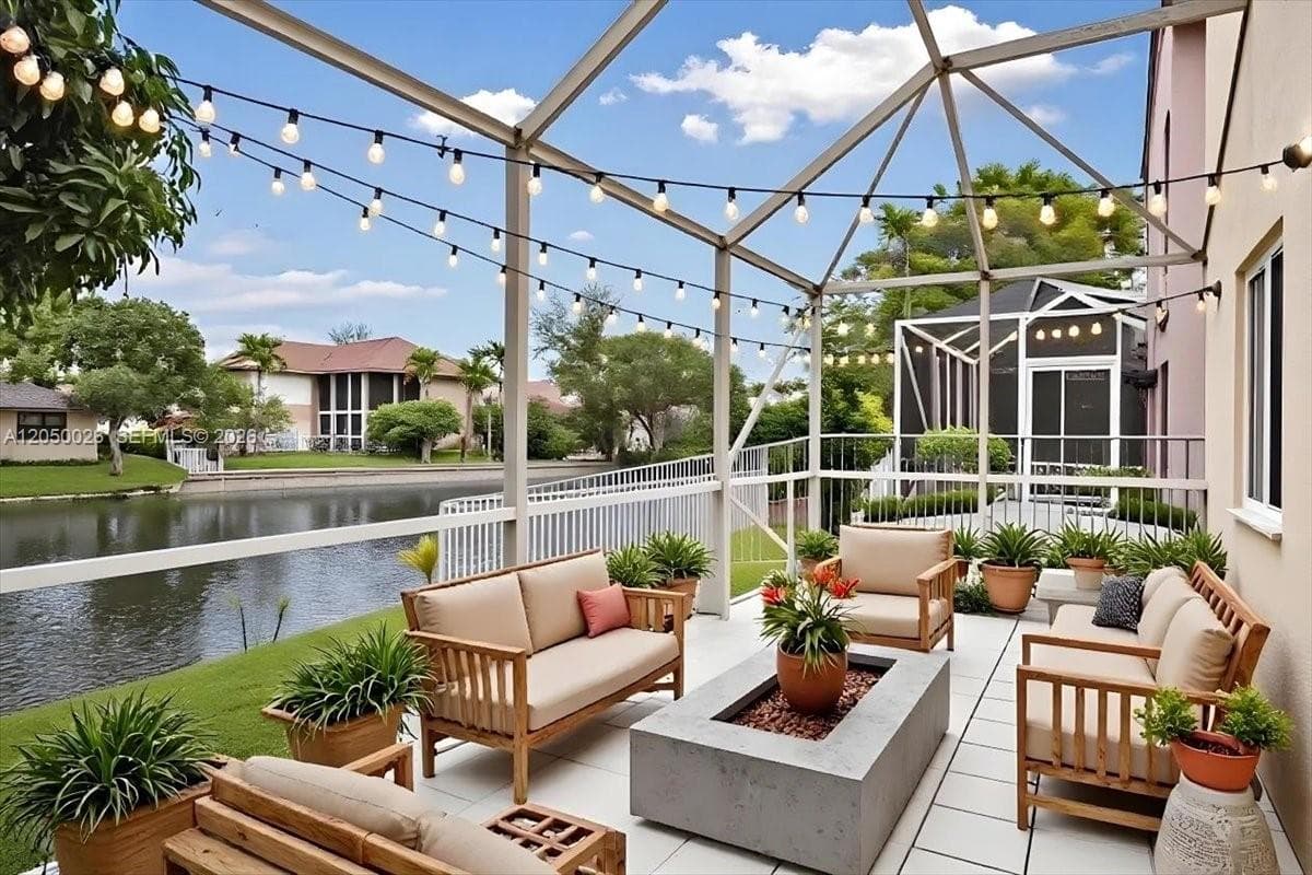 9847 Fairway Cove Ln, Plantation FL 33324