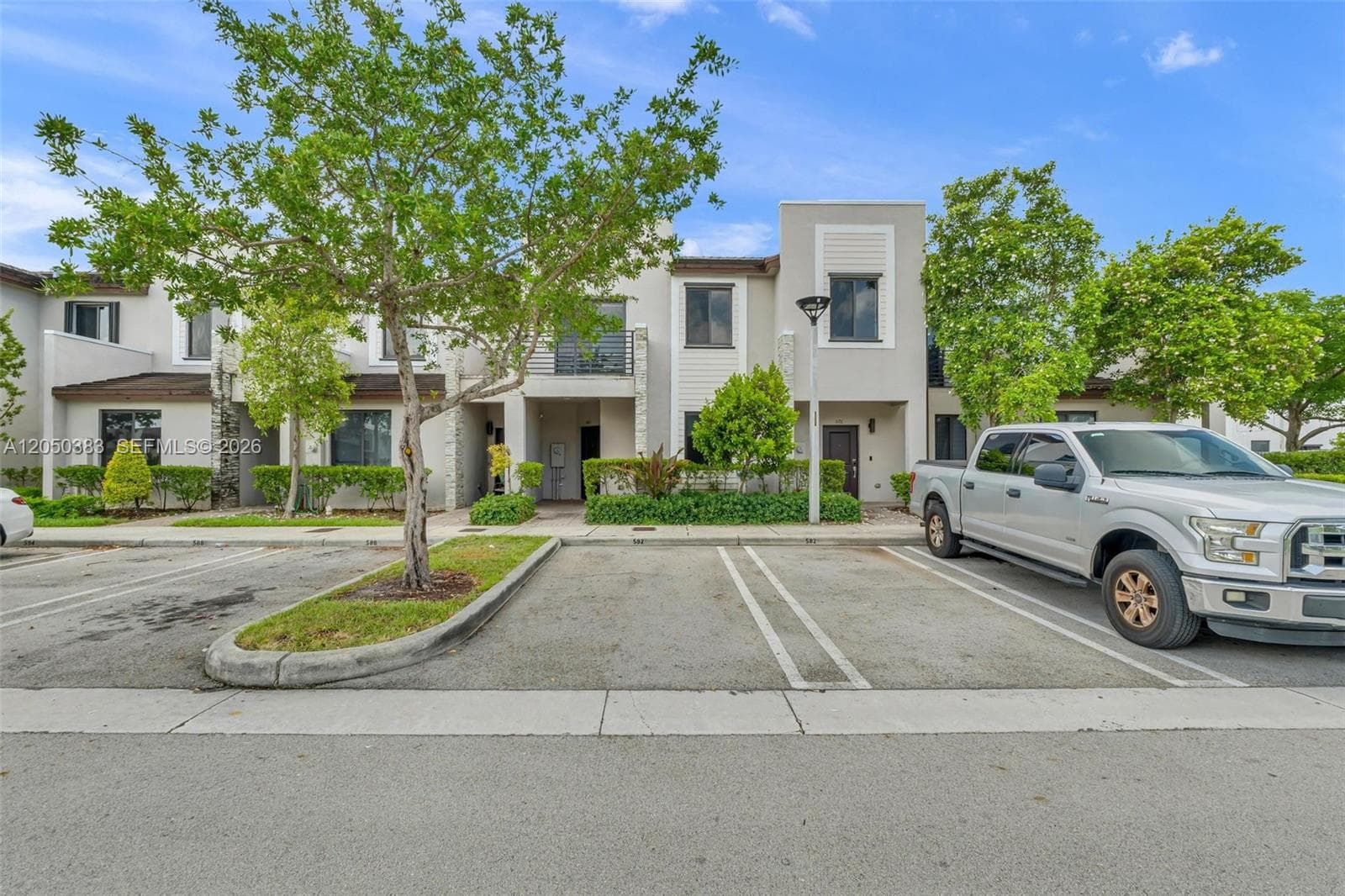 582 NE 207th St, Miami FL 33179