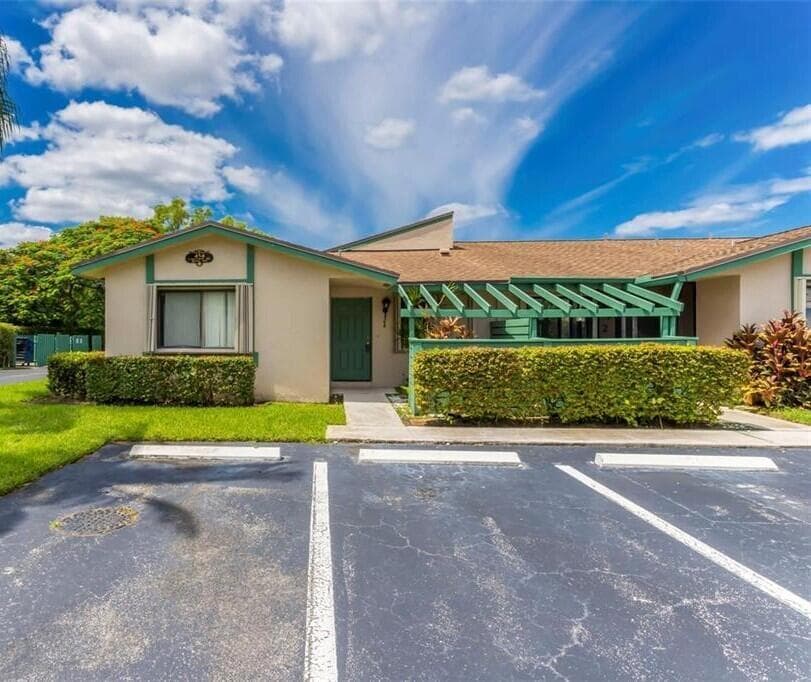 454 Lakeview Drive # 1, Weston FL 33326