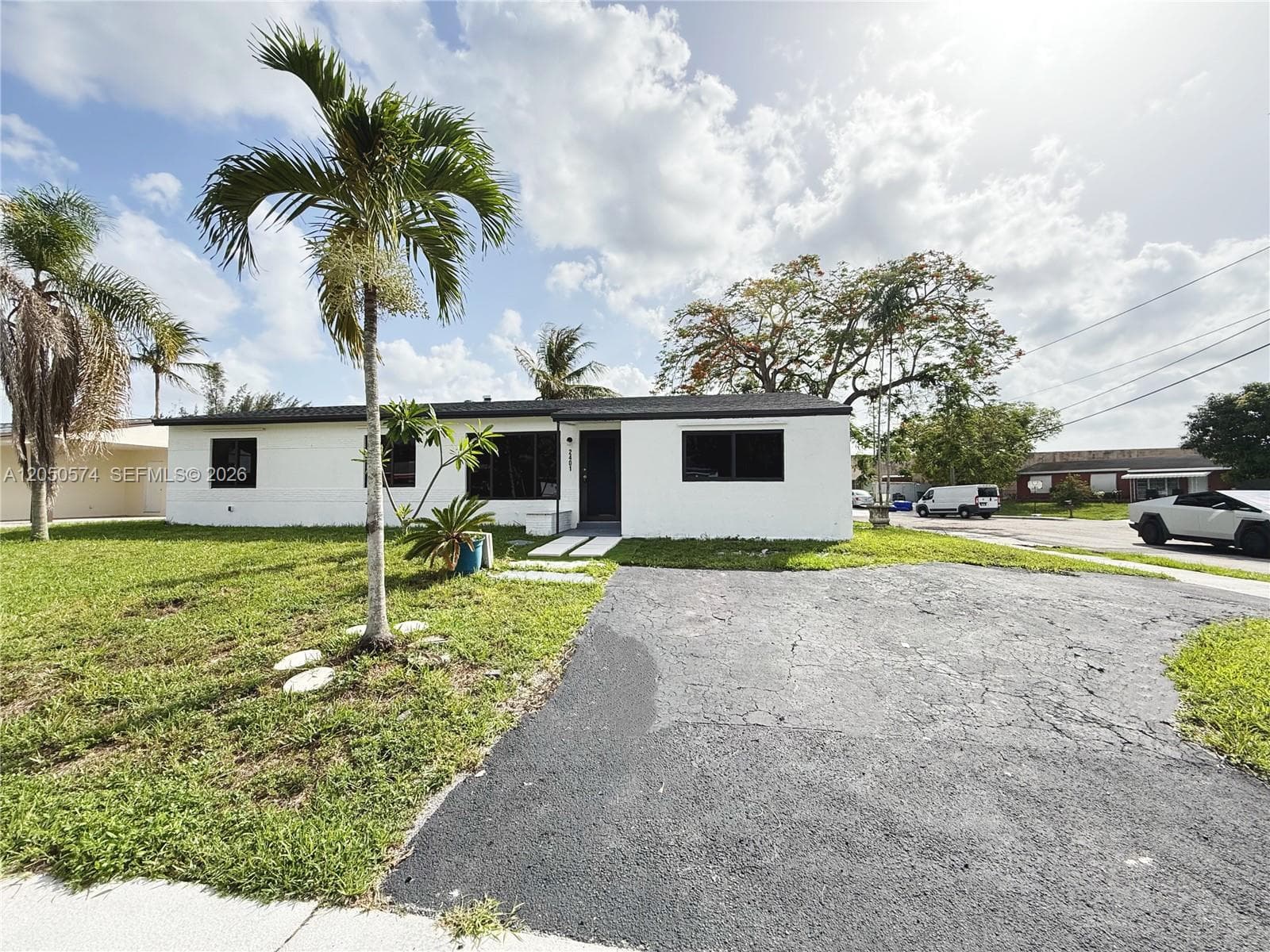 2401 SW 50th Ter, Plantation FL 33317