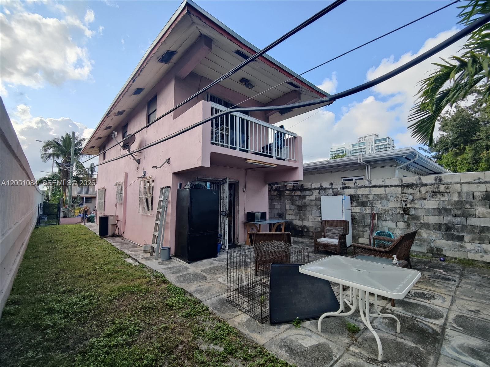 945 NW 19th Ave, Miami FL 33125 photo 4