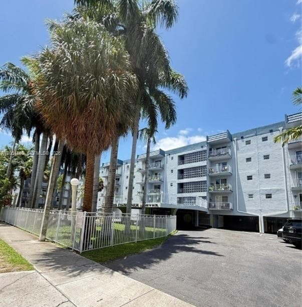 1655 W 44th Pl # 304, Hialeah FL 33012