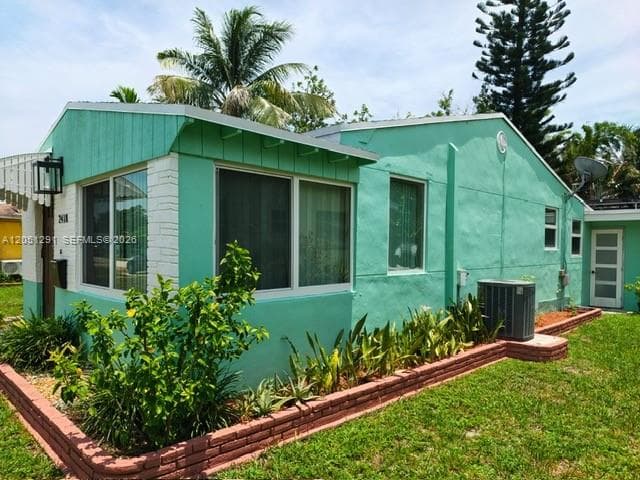 2418 Scott St, Hollywood FL 33020 photo 2