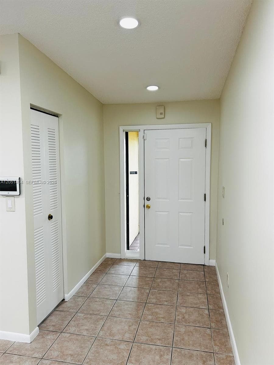 6524 NW 188th Ln, Hialeah FL 33015 photo 2