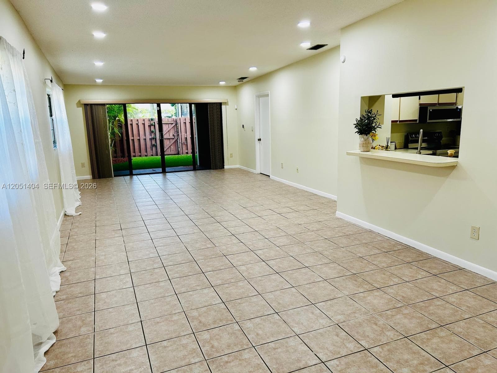 6524 NW 188th Ln, Hialeah FL 33015 photo 4