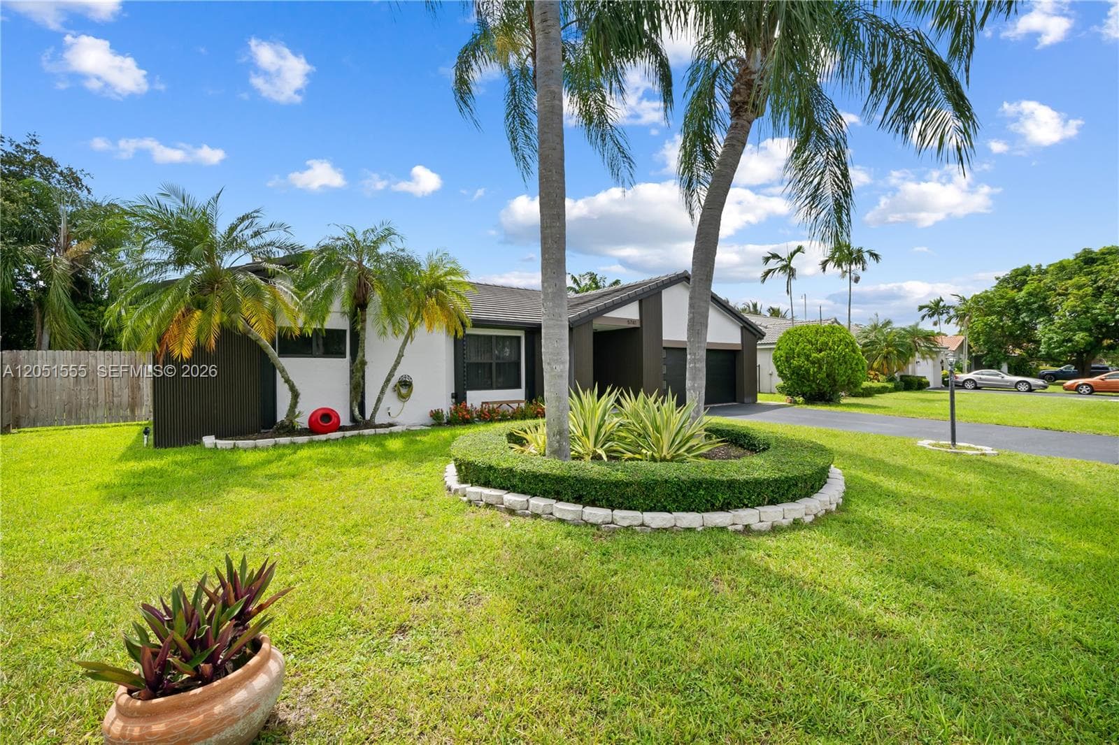 5741 W Waterford Dr, Davie FL 33331 photo 2