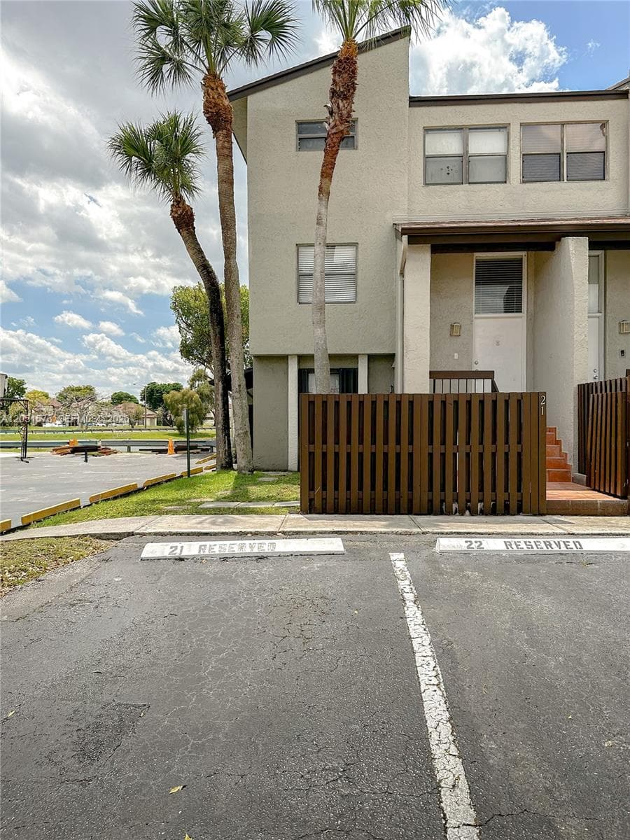 10000 NW 9th St Cir # 21, Miami FL 33172 photo 4