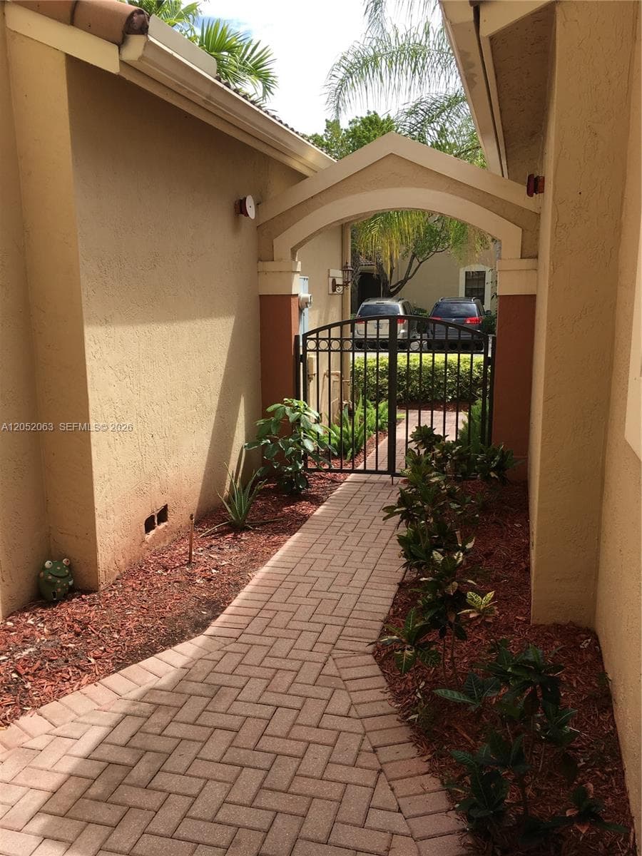 4258 Vineyard Cir, Weston FL 33332 photo 2