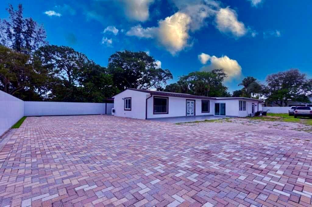 696 Arlington Drive, West Palm Beach FL 33415 photo 2