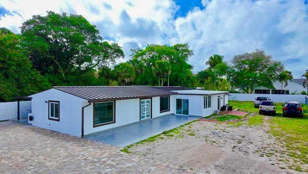 696 Arlington Drive, West Palm Beach FL 33415