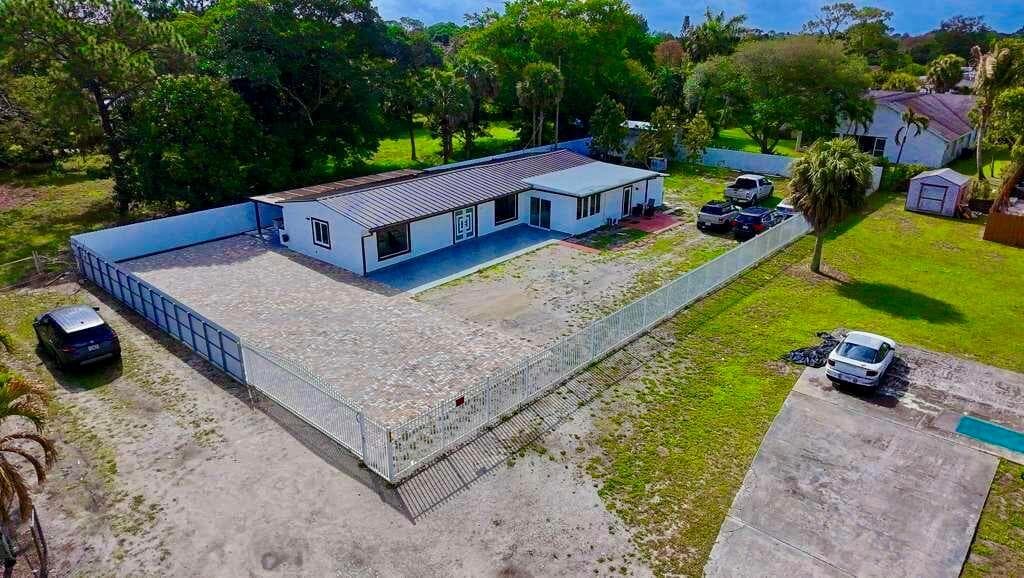 696 Arlington Drive, West Palm Beach FL 33415 photo 5