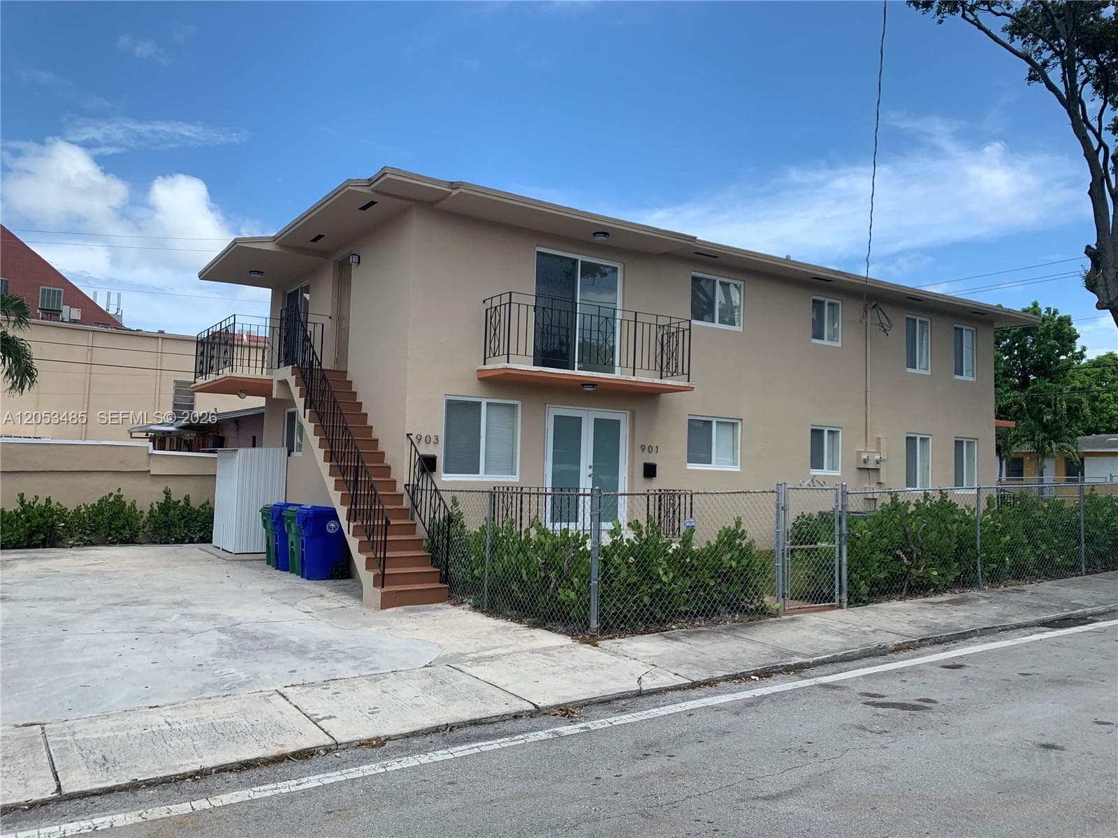 901 NW 22nd Ct, Miami FL 33125 photo 2