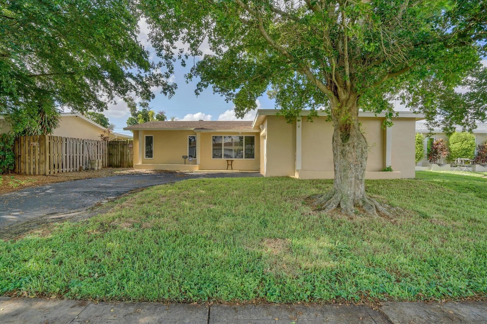 10270 NW 24TH Court, Sunrise FL 33322 photo 2