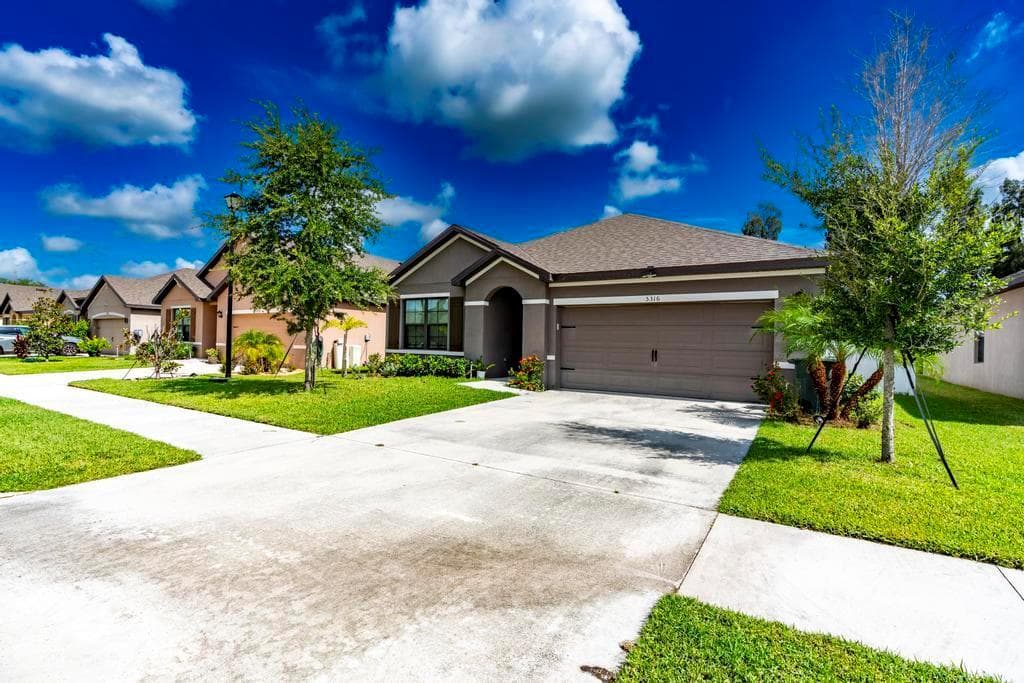 5316 AMUSEMENT Avenue, Fort Pierce FL 34947 photo 2