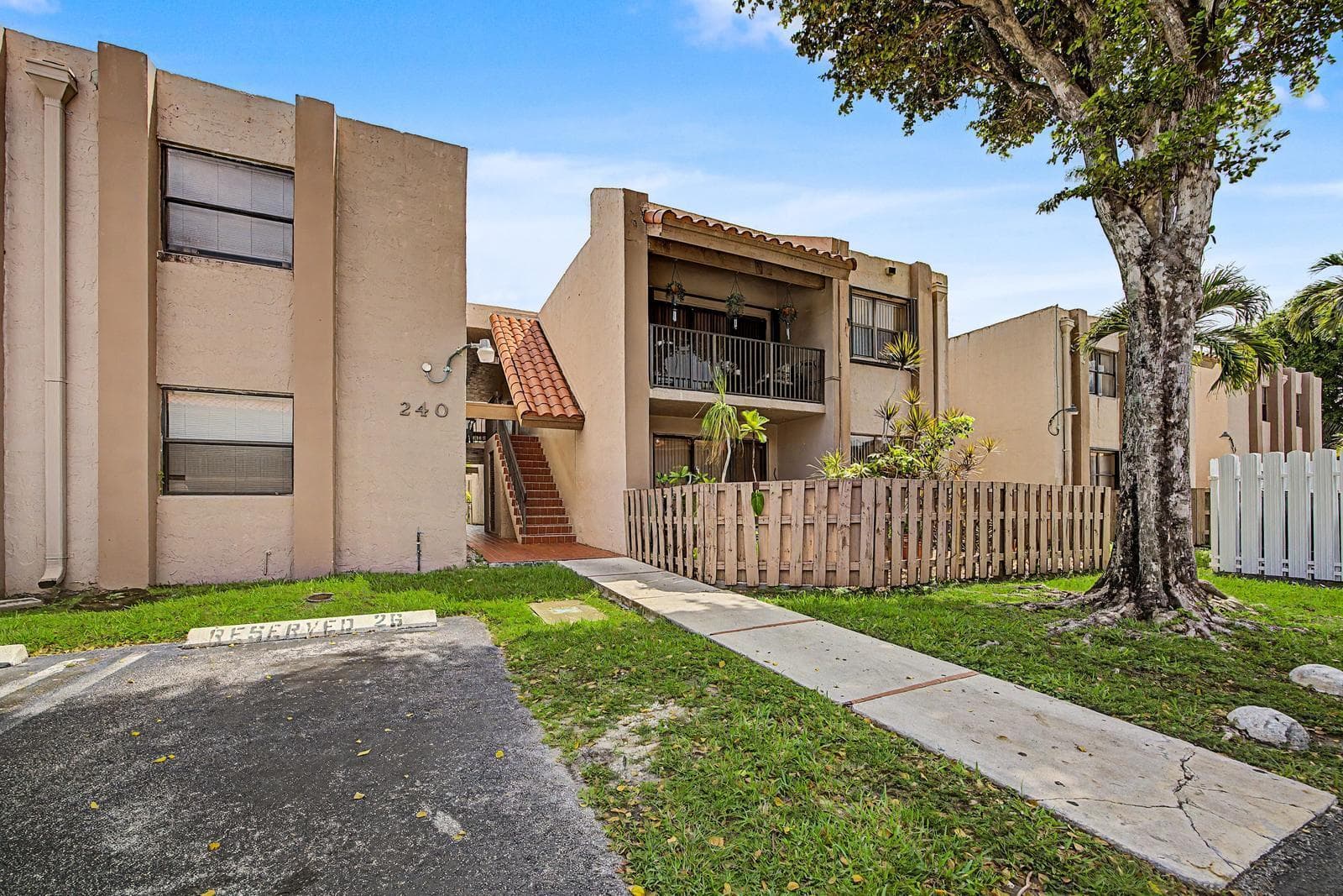 240 W Park Drive # 201-4, Miami FL 33172
