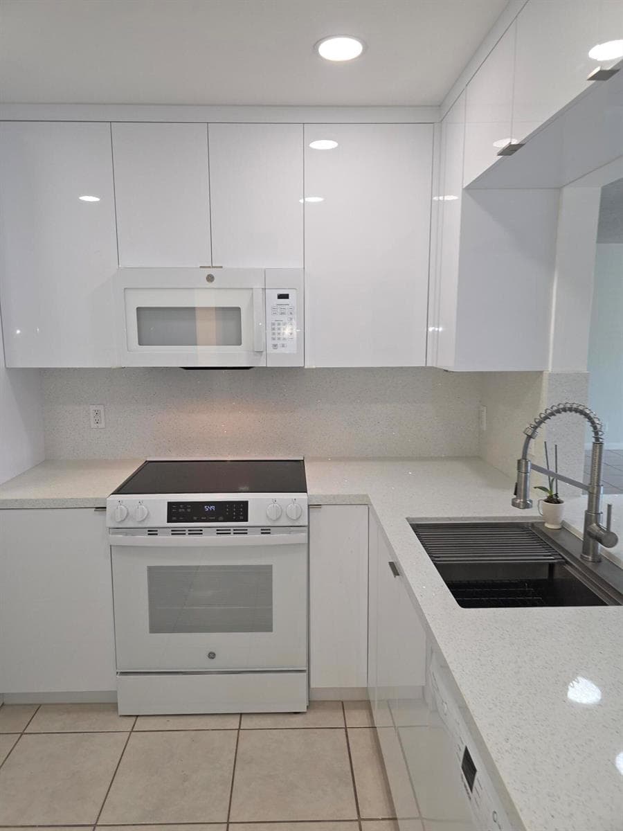3905 N NOB HILL Road # 206, Sunrise FL 33351 photo 2
