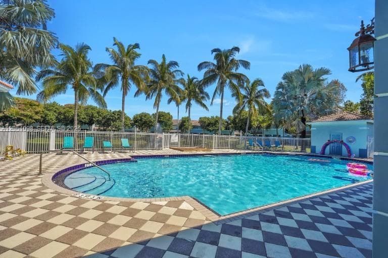 1942 Alamanda Way, Riviera Beach FL 33404 photo 2