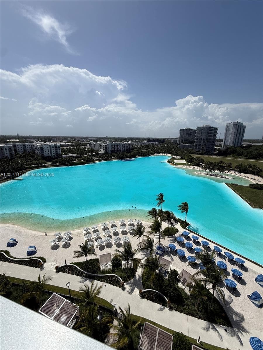 2411 Laguna Cir # 910, Miami, FL 33181