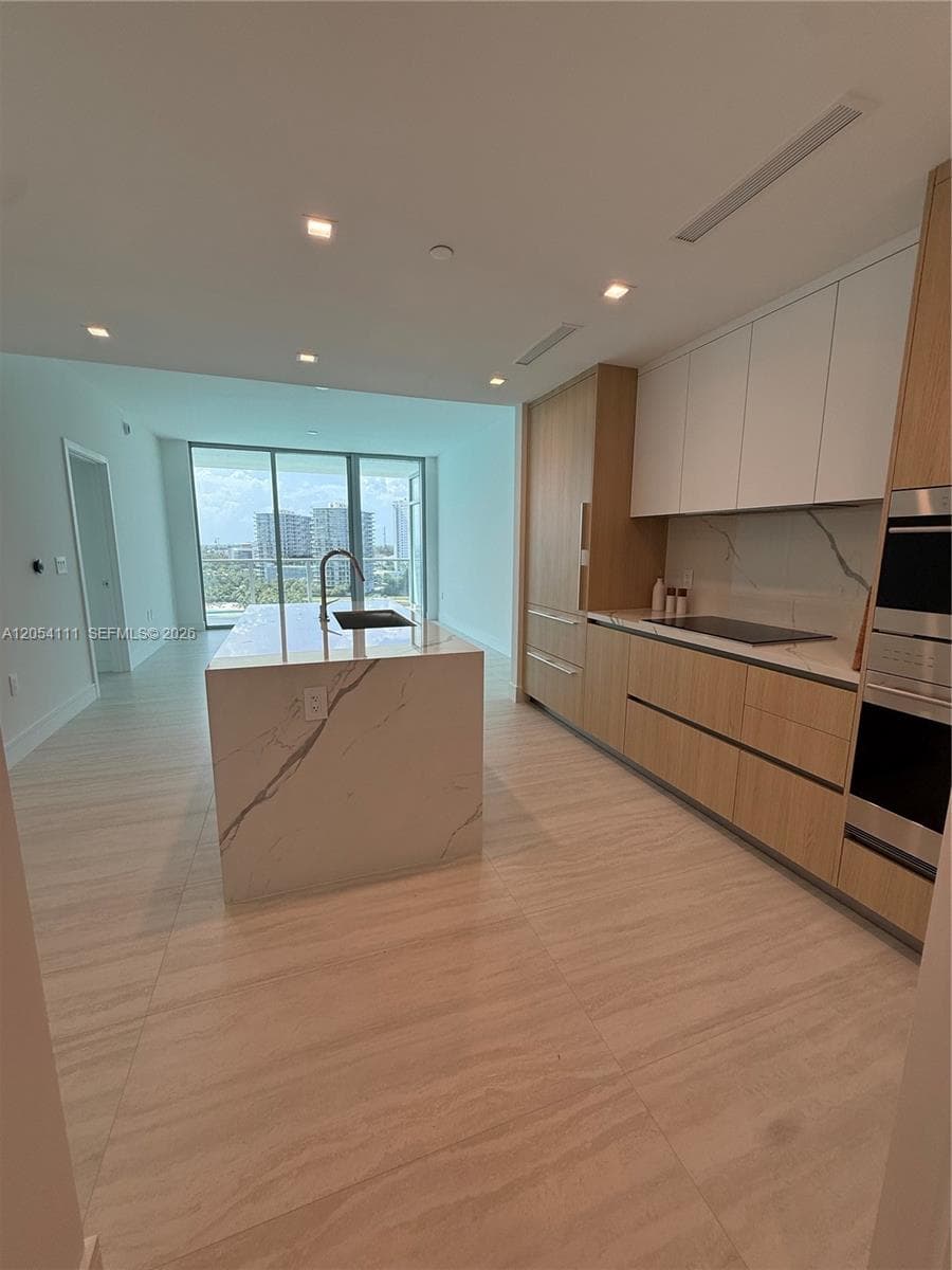2411 Laguna Cir # 910, Miami, FL 33181 photo 4
